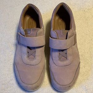 Unstructured by Clarks, 9 M, Pink with Velcro closure